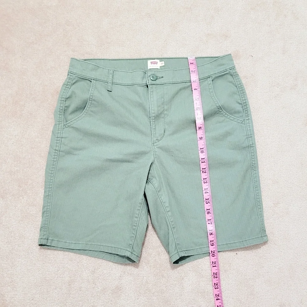 LEVI'S mens Flat Front Chino Casual Shorts Size 30 Green Stretch Comfortable